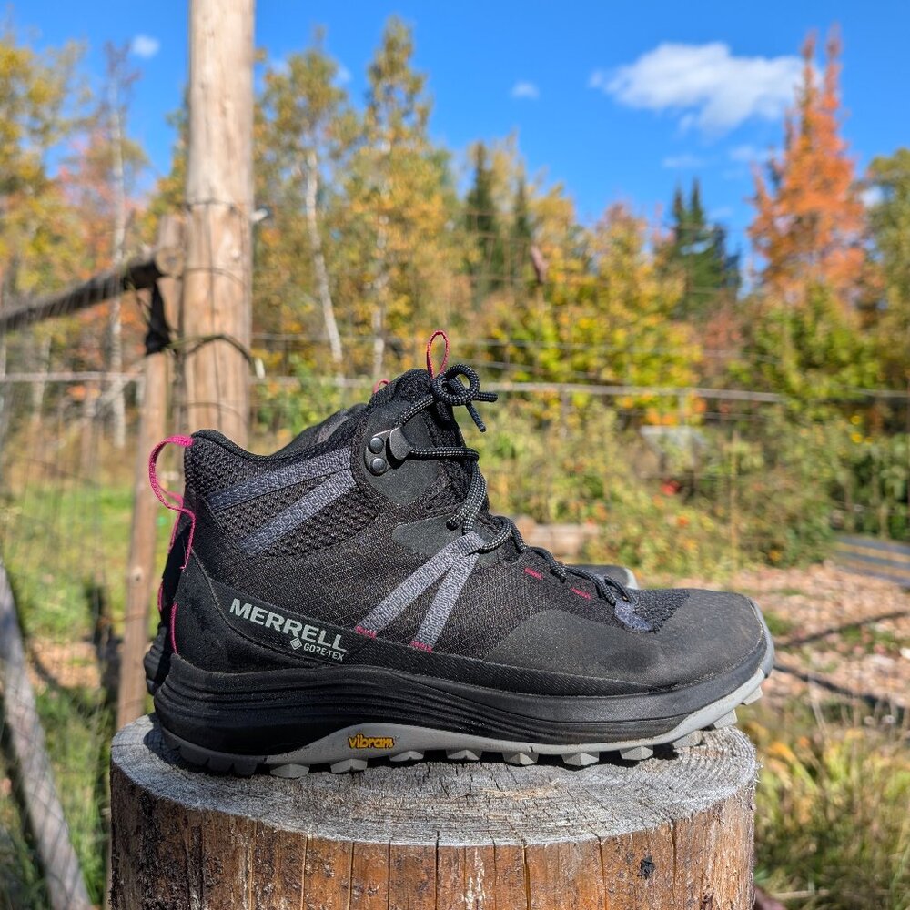 Merrell Women's Siren 4 Mid Gore-Tex Hiking Boots Black and Pink Vibram Sole 9